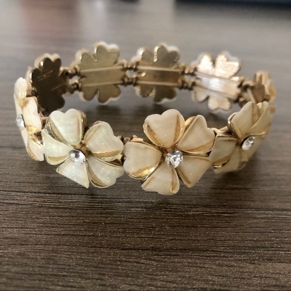 Cream Floral stretch bracelet - Picture 1 of 7